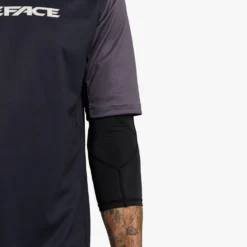 Race Face Indy Elbow - Stealth -Aanbiedingen Vlot Fiets Winkel 821973448169 INDY ELBOW STEALTH XS D1