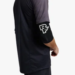 Race Face Indy Elbow - Stealth -Aanbiedingen Vlot Fiets Winkel 821973448169 INDY ELBOW STEALTH XS D2